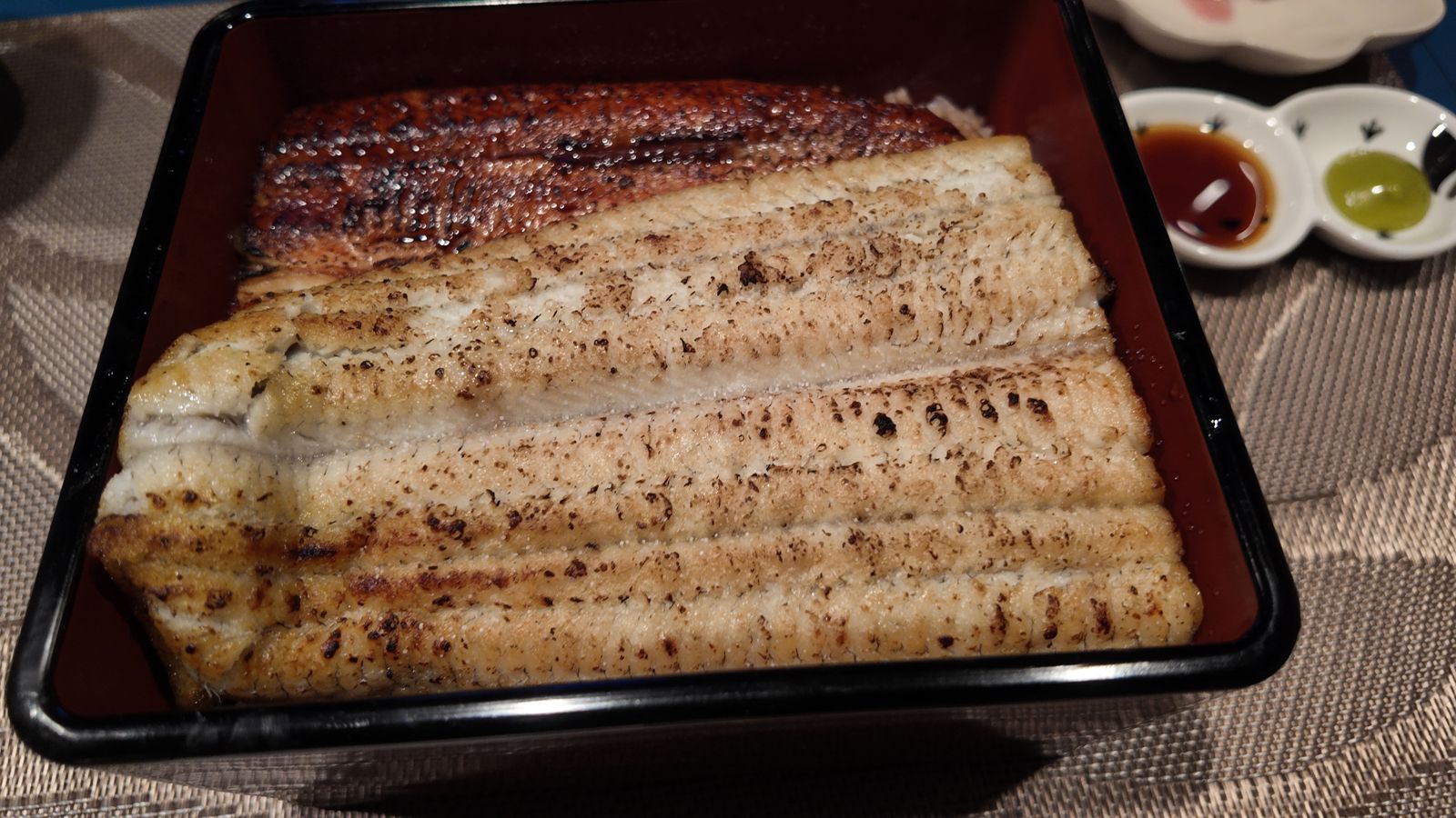 猫家の二色重（蒲焼と白焼き）